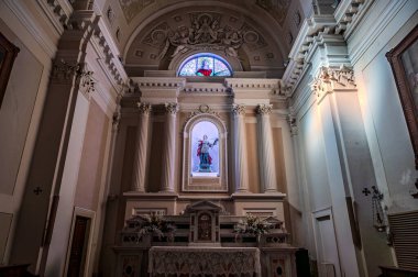 Borgo bölgesinde, Corso Roma boyunca yer alır. Kilisenin Juno Lucina tapınağının üzerine inşa edildiğine inanılmaktadır; 13. yüzyılda inşa edilmiştir ve 1249 yılında bir cemaat olmuştur..