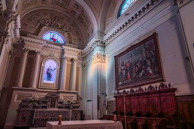 Borgo bölgesinde, Corso Roma boyunca yer alır. Kilisenin Juno Lucina tapınağının üzerine inşa edildiğine inanılmaktadır; 13. yüzyılda inşa edilmiştir ve 1249 yılında bir cemaat olmuştur..