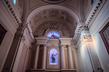 Borgo bölgesinde, Corso Roma boyunca yer alır. Kilisenin Juno Lucina tapınağının üzerine inşa edildiğine inanılmaktadır; 13. yüzyılda inşa edilmiştir ve 1249 yılında bir cemaat olmuştur..