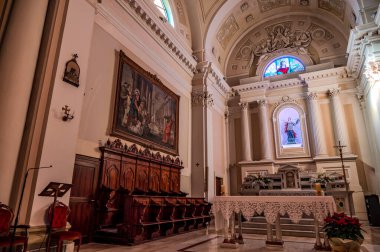 Borgo bölgesinde, Corso Roma boyunca yer alır. Kilisenin Juno Lucina tapınağının üzerine inşa edildiğine inanılmaktadır; 13. yüzyılda inşa edilmiştir ve 1249 yılında bir cemaat olmuştur..