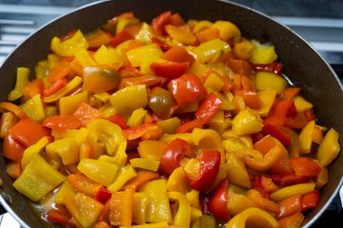 Biberler bir tavada pişiriliyor ve bayat ekmekten yapılan bir sos ile tatlandırılıyor ve tercih ettiğiniz diğer malzemeler, pekorino, maydanoz ve diğerleri gibi..