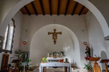 San Clemente Katedrali Teano şehrinin başlıca ibadet yeri ve Teano-Calvi piskoposluğunun merkezidir.