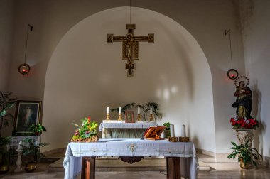 San Clemente Katedrali Teano şehrinin başlıca ibadet yeri ve Teano-Calvi piskoposluğunun merkezidir.