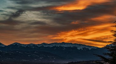 Abruzzo, Roma 'nın doğusunda Adriyatik ve Apeninler arasında yer alan bir İtalyan bölgesidir. İç bölgeler çoğunlukla ulusal parklar ve doğa rezervlerinden oluşur..