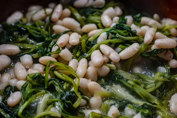 Fasulye ve hindiba çorbası. Geleneksel bir İtalyan yemeği. Fakir ama lezzet bakımından zengin. Zevkli bir köylü yemeği..