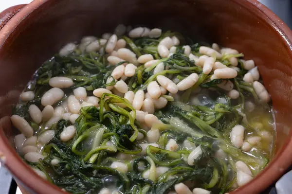 Fasulye ve hindiba çorbası. Geleneksel bir İtalyan yemeği. Fakir ama lezzet bakımından zengin. Zevkli bir köylü yemeği..