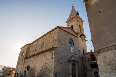 Kökeni 11. yüzyıla dayanan Guardialfiera antik kilise şehrin tepesinde yer almaktadır. Romanesk ve Gotik elementler dış duvarları süslüyor