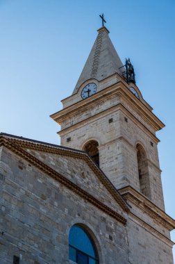Kökeni 11. yüzyıla dayanan Guardialfiera antik kilise şehrin tepesinde yer almaktadır. Romanesk ve Gotik elementler dış duvarları süslüyor