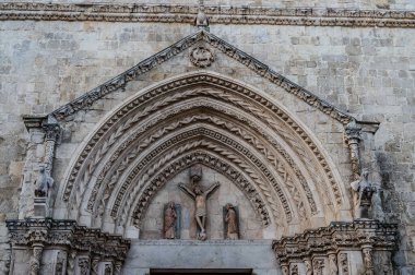 Larino Katedrali veya Santa Maria Assunta ve San Pardo Katedrali, Campobasso eyaletinin aynı adlı şehrinde yer almaktadır..