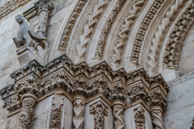 Larino Katedrali veya Santa Maria Assunta ve San Pardo Katedrali, Campobasso eyaletinin aynı adlı şehrinde yer almaktadır..