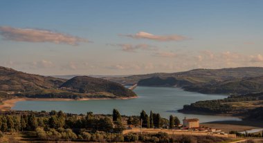 Guardialfiera ya da Liscione Gölü, Molise 'deki Biferno nehrinin üzerinde inşa edilen ve çevredeki kasabalara içme suyu sağlayan yapay bir göldür..