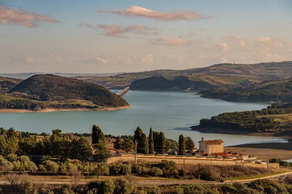 Guardialfiera ya da Liscione Gölü, Molise 'deki Biferno nehrinin üzerinde inşa edilen ve çevredeki kasabalara içme suyu sağlayan yapay bir göldür..