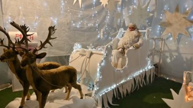 Doğum sahneleri ve geleneksel karakterlerin olduğu harika Noel videoları.