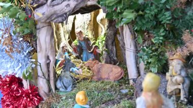 Doğum sahneleri ve geleneksel karakterlerin olduğu harika Noel videoları.