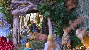 Doğum sahneleri ve geleneksel karakterlerin olduğu harika Noel videoları.