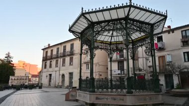 Isernia, Molise. Piazza Celestino V. 'nin manzarası. Şehrin kalbi Fraterna çeşmesine ev sahipliği yapar, zengin sütunlara sahip sütunlara benzer: 14. yüzyılda inşa edilmiş, bir Roma ataerkil mozolesinden alınan materyallerle..