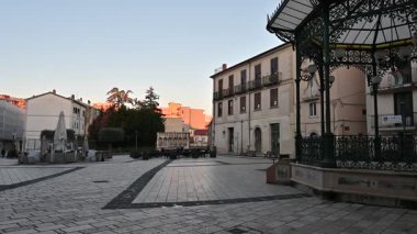 Isernia, Molise. Piazza Celestino V. 'nin manzarası. Şehrin kalbi Fraterna çeşmesine ev sahipliği yapar, zengin sütunlara sahip sütunlara benzer: 14. yüzyılda inşa edilmiş, bir Roma ataerkil mozolesinden alınan materyallerle..