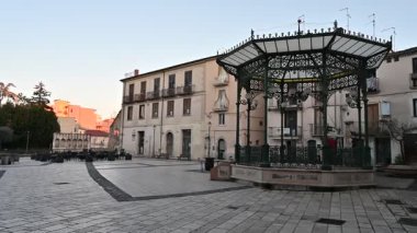 Isernia, Molise. Piazza Celestino V. 'nin manzarası. Şehrin kalbi Fraterna çeşmesine ev sahipliği yapar, zengin sütunlara sahip sütunlara benzer: 14. yüzyılda inşa edilmiş, bir Roma ataerkil mozolesinden alınan materyallerle..