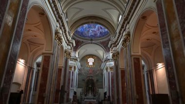 Isernia, Molise. Havari Aziz Petrus Katedrali, Isernia şehrinin en önemli Katolik binasıdır..