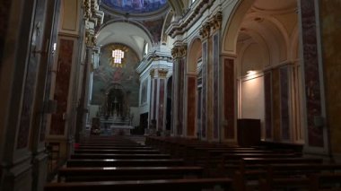 Isernia, Molise. Havari Aziz Petrus Katedrali, Isernia şehrinin en önemli Katolik binasıdır..