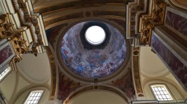 Isernia, Molise. Havari Aziz Petrus Katedrali, Isernia şehrinin en önemli Katolik binasıdır..