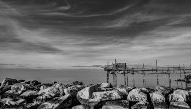 Antik Termoli köyünün eteklerinde, Passeggiata dei Trabucchi yolu esiyor, eski balıkçı teknelerine ulaşmanın mümkün olduğu bir kıyı şeridi..