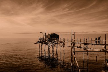 Antik Termoli köyünün eteklerinde, Passeggiata dei Trabucchi yolu esiyor, eski balıkçı teknelerine ulaşmanın mümkün olduğu bir kıyı şeridi..