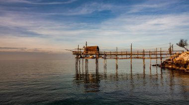 Antik Termoli köyünün eteklerinde, Passeggiata dei Trabucchi yolu esiyor, eski balıkçı teknelerine ulaşmanın mümkün olduğu bir kıyı şeridi..