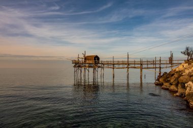 Antik Termoli köyünün eteklerinde, Passeggiata dei Trabucchi yolu esiyor, eski balıkçı teknelerine ulaşmanın mümkün olduğu bir kıyı şeridi..