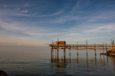 Antik Termoli köyünün eteklerinde, Passeggiata dei Trabucchi yolu esiyor, eski balıkçı teknelerine ulaşmanın mümkün olduğu bir kıyı şeridi..