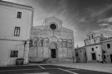 Şehrin koruyucu azizleri Basso ve Timoteo 'nun cesetlerinin korunduğu Apulian Romanesk tarzı katedral, mimari açıdan önemli bir önem taşıyor..