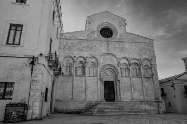 Şehrin koruyucu azizleri Basso ve Timoteo 'nun cesetlerinin korunduğu Apulian Romanesk tarzı katedral, mimari açıdan önemli bir önem taşıyor..