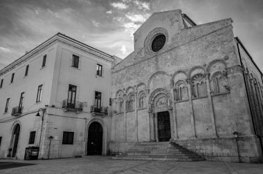 Şehrin koruyucu azizleri Basso ve Timoteo 'nun cesetlerinin korunduğu Apulian Romanesk tarzı katedral, mimari açıdan önemli bir önem taşıyor..