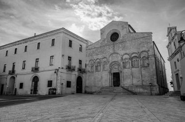 Şehrin koruyucu azizleri Basso ve Timoteo 'nun cesetlerinin korunduğu Apulian Romanesk tarzı katedral, mimari açıdan önemli bir önem taşıyor..