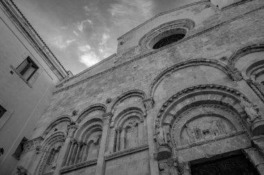 Şehrin koruyucu azizleri Basso ve Timoteo 'nun cesetlerinin korunduğu Apulian Romanesk tarzı katedral, mimari açıdan önemli bir önem taşıyor..