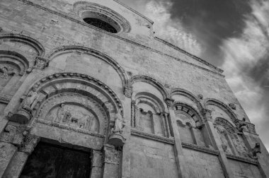 Şehrin koruyucu azizleri Basso ve Timoteo 'nun cesetlerinin korunduğu Apulian Romanesk tarzı katedral, mimari açıdan önemli bir önem taşıyor..