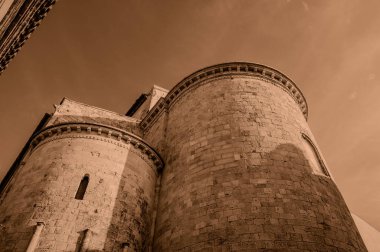Şehrin koruyucu azizleri Basso ve Timoteo 'nun cesetlerinin korunduğu Apulian Romanesk tarzı katedral, mimari açıdan önemli bir önem taşıyor..