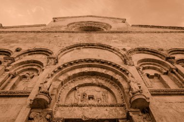 Şehrin koruyucu azizleri Basso ve Timoteo 'nun cesetlerinin korunduğu Apulian Romanesk tarzı katedral, mimari açıdan önemli bir önem taşıyor..