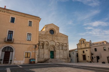 Şehrin koruyucu azizleri Basso ve Timoteo 'nun cesetlerinin korunduğu Apulian Romanesk tarzı katedral, mimari açıdan önemli bir önem taşıyor..