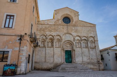 Şehrin koruyucu azizleri Basso ve Timoteo 'nun cesetlerinin korunduğu Apulian Romanesk tarzı katedral, mimari açıdan önemli bir önem taşıyor..