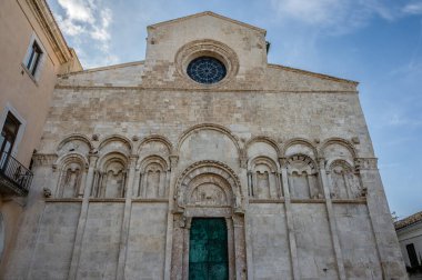 Şehrin koruyucu azizleri Basso ve Timoteo 'nun cesetlerinin korunduğu Apulian Romanesk tarzı katedral, mimari açıdan önemli bir önem taşıyor..