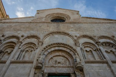 Şehrin koruyucu azizleri Basso ve Timoteo 'nun cesetlerinin korunduğu Apulian Romanesk tarzı katedral, mimari açıdan önemli bir önem taşıyor..
