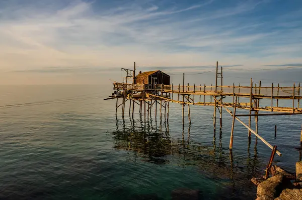 Antik Termoli köyünün eteklerinde, Passeggiata dei Trabucchi yolu esiyor, eski balıkçı teknelerine ulaşmanın mümkün olduğu bir kıyı şeridi..