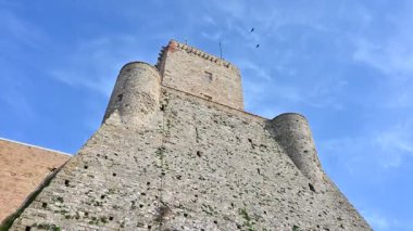 Termoli 'nin Swabian kalesi profiline göre şehrin ortaçağ köyü. İnşaatı yaklaşık 13. yüzyıla dayanıyor..
