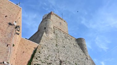 Termoli 'nin Swabian kalesi profiline göre şehrin ortaçağ köyü. İnşaatı yaklaşık 13. yüzyıla dayanıyor..