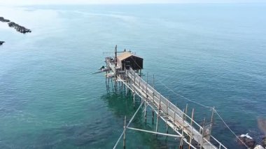 Antik Termoli köyünün eteklerinde, Passeggiata dei Trabucchi yolu esiyor, eski balıkçı teknelerine ulaşmanın mümkün olduğu bir kıyı şeridi..