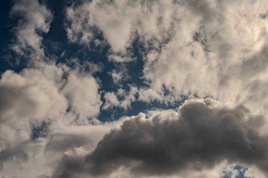 Gökyüzündeki bulutlar. Bulutlarla dolu bir gökyüzünün muhteşem manzarası. Bulutlu bir gökyüzünün derinliği ve üç boyutlu.
