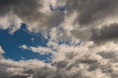 Gökyüzündeki bulutlar. Bulutlarla dolu bir gökyüzünün muhteşem manzarası. Bulutlu bir gökyüzünün derinliği ve üç boyutlu.