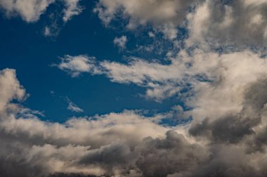 Gökyüzündeki bulutlar. Bulutlarla dolu bir gökyüzünün muhteşem manzarası. Bulutlu bir gökyüzünün derinliği ve üç boyutlu.