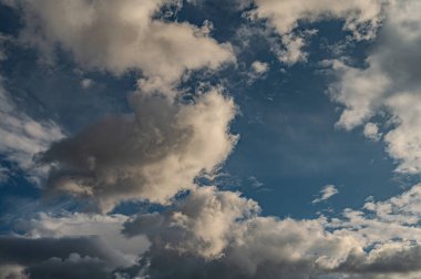 Gökyüzündeki bulutlar. Bulutlarla dolu bir gökyüzünün muhteşem manzarası. Bulutlu bir gökyüzünün derinliği ve üç boyutlu.